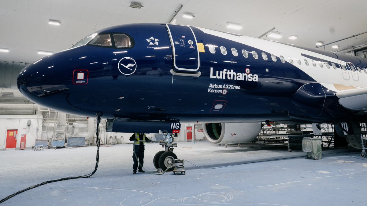 OnAviation's tweet photo. Aquí está el siguiente avión con una librea especial por el centenario de Lufthansa. Se trata del Airbus A320NEO con matrícula D-AING que está recibiendo los detalles finales en Norwich, donde lleva desde el 7 de enero. En principio está prevista su vuelta hoy a Frankfurt para iniciar su primer servicio comercial con la nueva librea a Londres, esta tarde a las 16:10 hora local.
