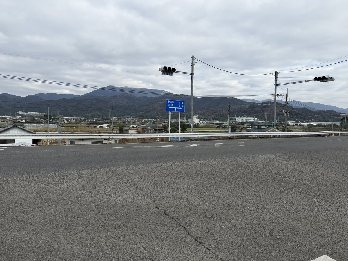 InvisibleBorder's tweet image. 何の変哲もない交差点(丁字路)

でもどうしてだろう、夢で見たような気がするんだよねぇ、紺野 純子ちゃんが運転する車がここでエイリアンを撥ねる光景を、、、

(2026年1月12日に収録)