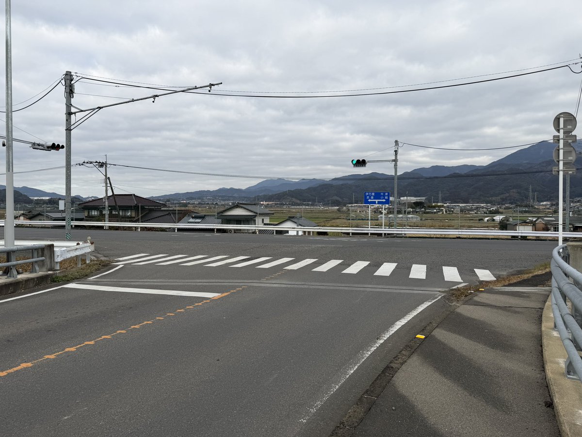 InvisibleBorder's tweet image. 何の変哲もない交差点(丁字路)

でもどうしてだろう、夢で見たような気がするんだよねぇ、紺野 純子ちゃんが運転する車がここでエイリアンを撥ねる光景を、、、

(2026年1月12日に収録)