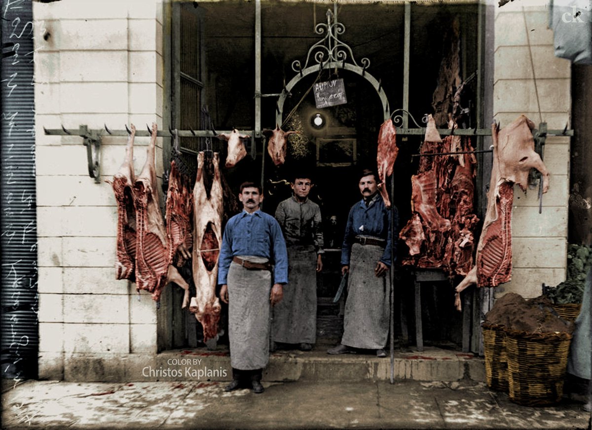 Taxideutis's tweet photo. Αθήνα,1914. Κρεοπωλείο στο Κολωνάκι. (επιχρωματισμένη) https://t.co/bp6s8woeXs