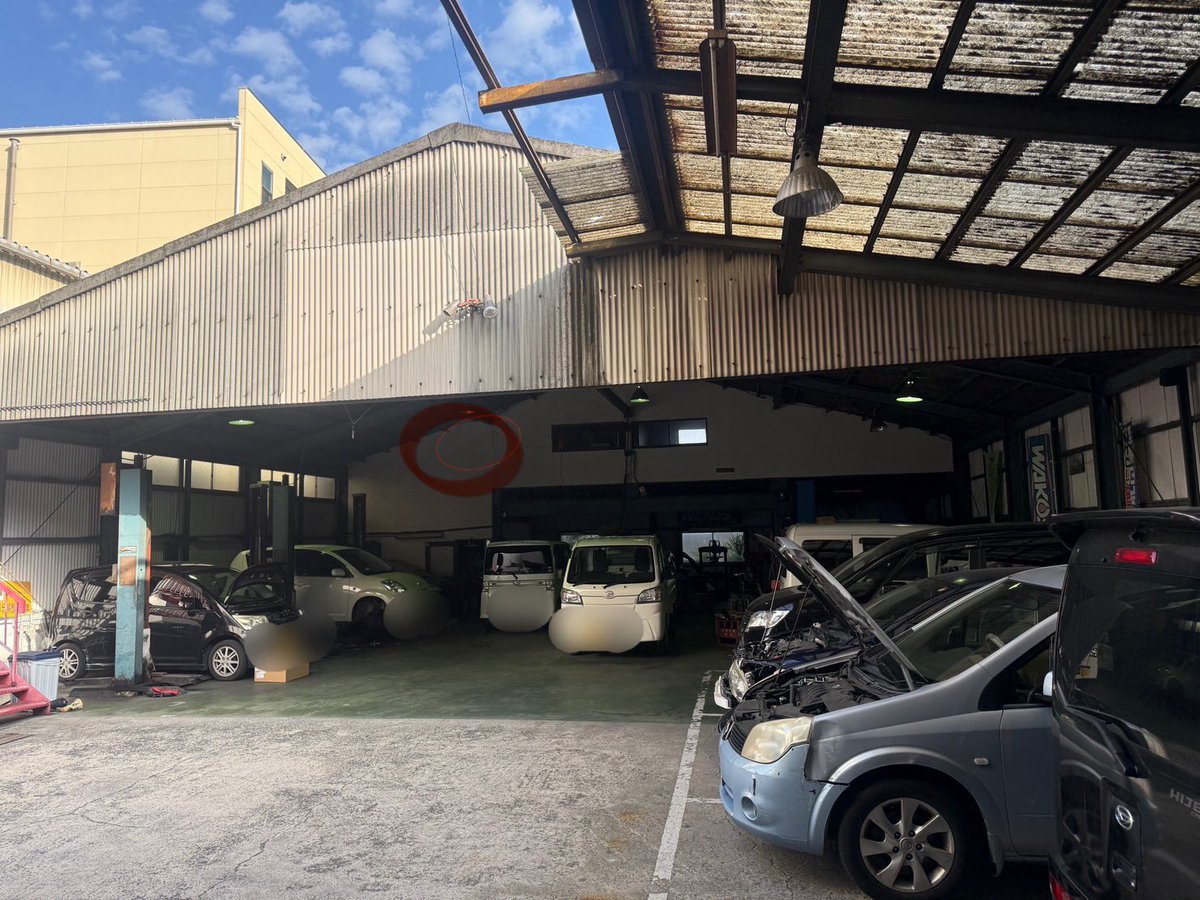 TKO_KIMOTO's tweet photo. 実家の工場。車の販売&修理工場。実家に住んでる頃は赤丸のところが自部屋だった。当時はとても忙しくて部屋にいてもずっと作業の音が鳴り響いてうるさいけどそれが日常でなんだったら心地よかった。

時を経て長男にも関わらずお笑いの仕事をした僕の代わりに弟があとを継ぐべく父と二人三脚で工場を守ってきてくれた。

しかし今現在経営状態は芳しくない。
そんななか弟から連絡があり

「兄貴、手伝ってくれないか」

四人兄弟で11歳離れた弟は末っ子特有の兄からの干渉を煩わしく思う節が強く、何度かぶつかってきた。なのでいつからかできるだけ意見を言わないようにしてきた。

その上での弟からのヘルプ。

車のことはめちゃくちゃ好きで少しは詳しいつもりだけど車屋さんのことは正直全くわからない。

でもおじいちゃんが戦後すぐにリアカーで部品の回収から始めて80年近く続けてきた家業をこのまま我々息子の世代で無くしてしまうわけにはいかない。

なんとかしたい。今の自分には車関係の知人がたくさんいる。そんな仲間の知恵や協力を得たら今より少しは良くなるんじゃないか。

そんな思いで自分の仕事はもちろん続けながら家業の木本自動車を手伝おうと思います。

知人の皆様、また色々と相談に回ると思いますが何卒お力をお貸し下さい。