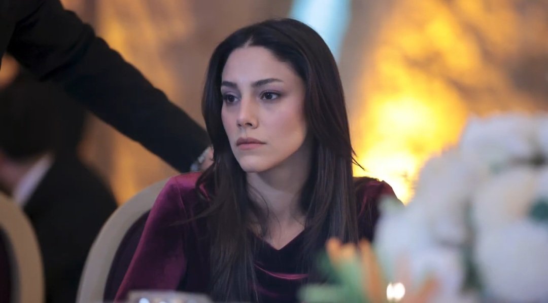 cihalcinim's tweet image. Yav şu kızın yüzü bi kerede mutlu olarak görsek hep fotoğrafta mutsuz zerrinimizde mutlu olmayı hak ediyor #dilindöğer #KayZer