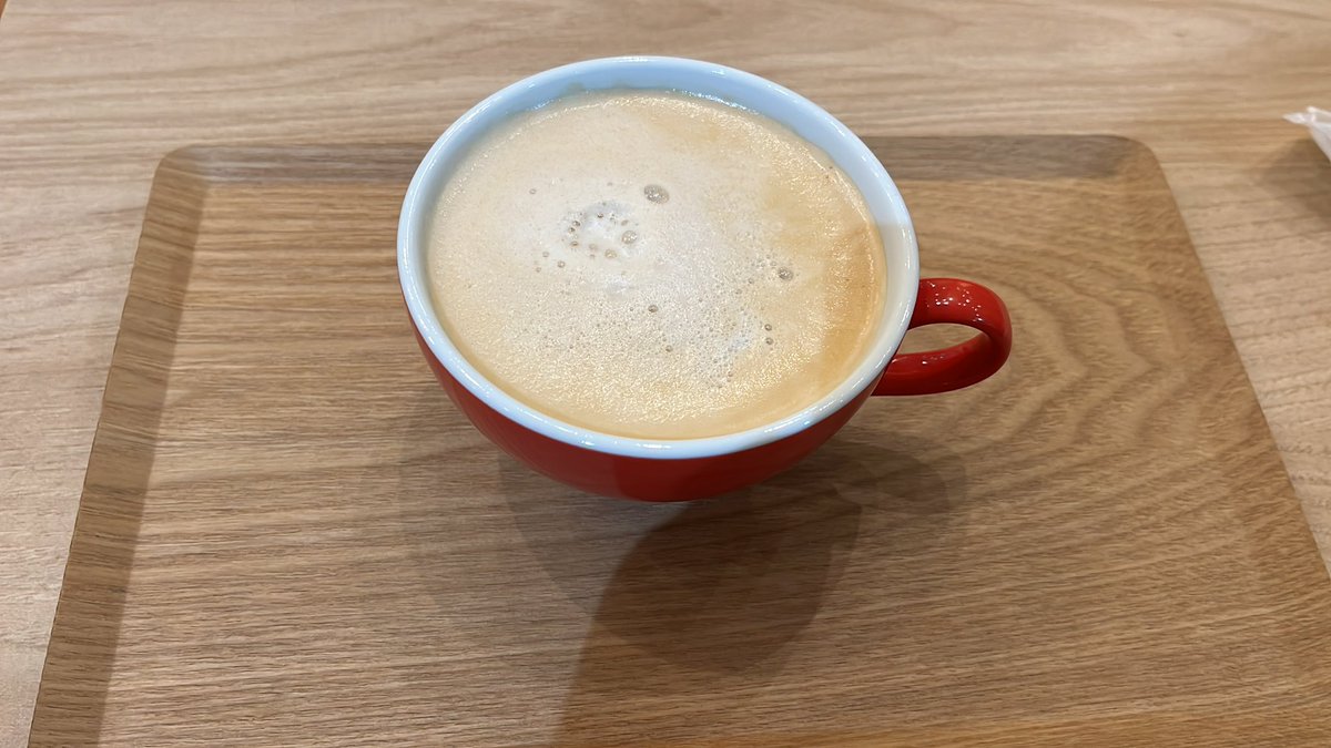 abynosuke's tweet image. 家に真っ直ぐ帰りたくない
そう思って乗り継ぎにあるカフェに入ろうとすると、やや上司が並んでる。慌てて別のカフェに。
こっちんがええわ。