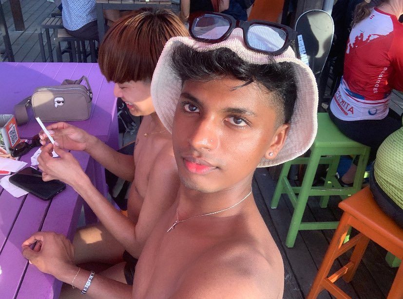 lingszz's tweet photo. Sun be kissing me more than you do :( https://t.co/EIxtGue51T