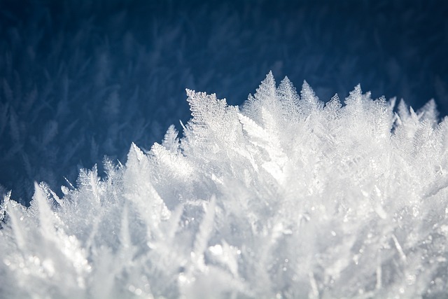 RRInternational's tweet image. Meteorologii au emis în această dimineaţă un nou cod galben de #ger,  valabil pentru mâine. Şapte judeţe vor fi vizate de această avertizare,  care prognozează temperaturi deosebit de scăzute, cu 5 până la 9 grade  mai mici faţă de normele perioadei. (1/4)