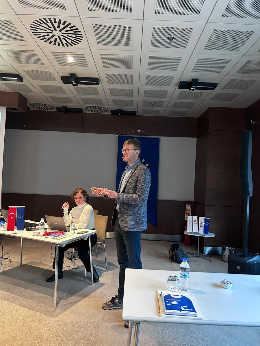 UfukAvrupa_TR's tweet image. 300’ü aşkın katılımcımız ile Ufuk Avrupa Twinning Çağrıları temalı Genel Bilgilendirme Eğitimi etkinliğimizi hibrit formatta gerçekleştiriyoruz! 🏛️ 🇹🇷 💻 🤝 🇪🇺

#UfukAvrupa #Twinning Çağrıları Genel Bilgilendirme Eğitimi kapsamında tematik oturumlara geçilmiş bulunuyor. Bu