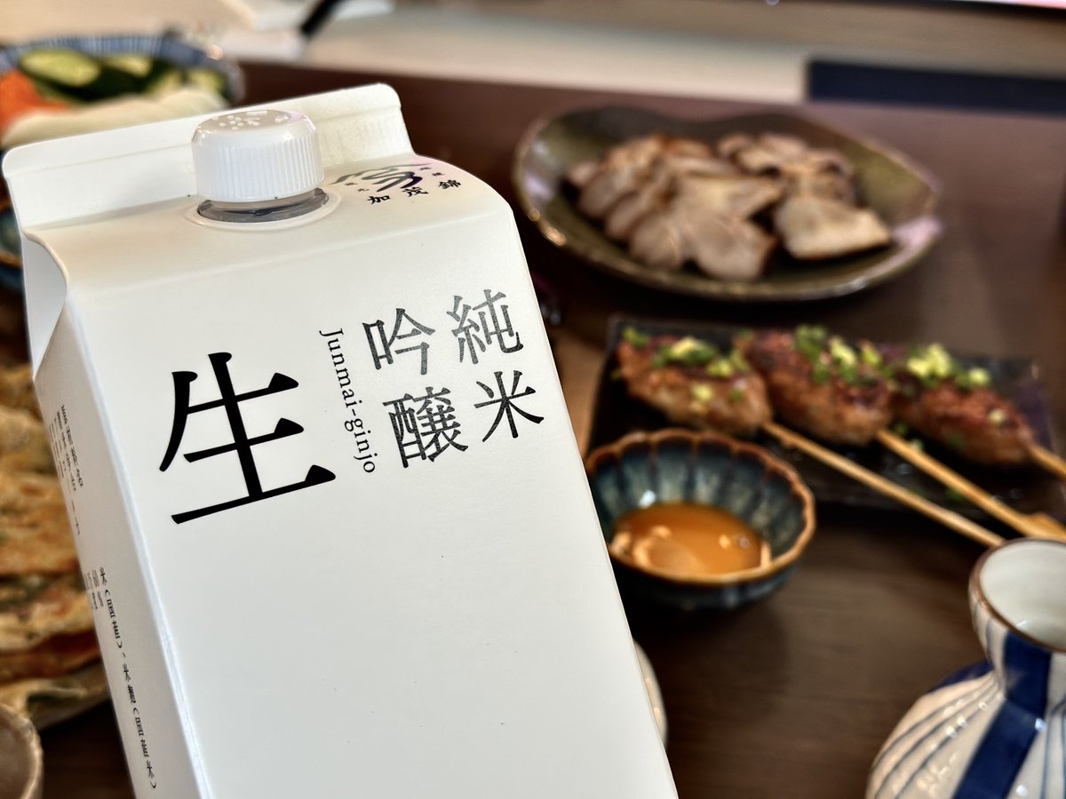 小麦さんと私は加茂錦さんの日本酒が大好きです。
この紙パックの純米吟醸生酒はかなりお安く買えてとってもお得！
1.8ℓも入っているので楽しい夫婦生活にピッタリ！☺️