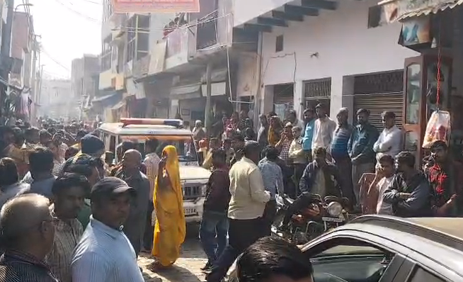 bstvlive's tweet photo. अलीगढ़ : दबंगों ने दुकानदार संग की मारपीट
➡घटना के बाद व्यापारियों में आक्रोश
➡3 युवकों को पकड़कर पुलिस को सौंपा
➡पुलिस ने घायल को अस्पताल भेजा
➡विजयगढ़ के कस्बा बाजार का मामला
#Aligarh #ShopkeeperAssault @aligarhpolice https://t.co/fSFstxuSeh