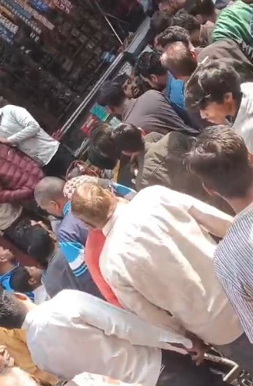 bstvlive's tweet photo. अलीगढ़ : दबंगों ने दुकानदार संग की मारपीट
➡घटना के बाद व्यापारियों में आक्रोश
➡3 युवकों को पकड़कर पुलिस को सौंपा
➡पुलिस ने घायल को अस्पताल भेजा
➡विजयगढ़ के कस्बा बाजार का मामला
#Aligarh #ShopkeeperAssault @aligarhpolice https://t.co/fSFstxuSeh