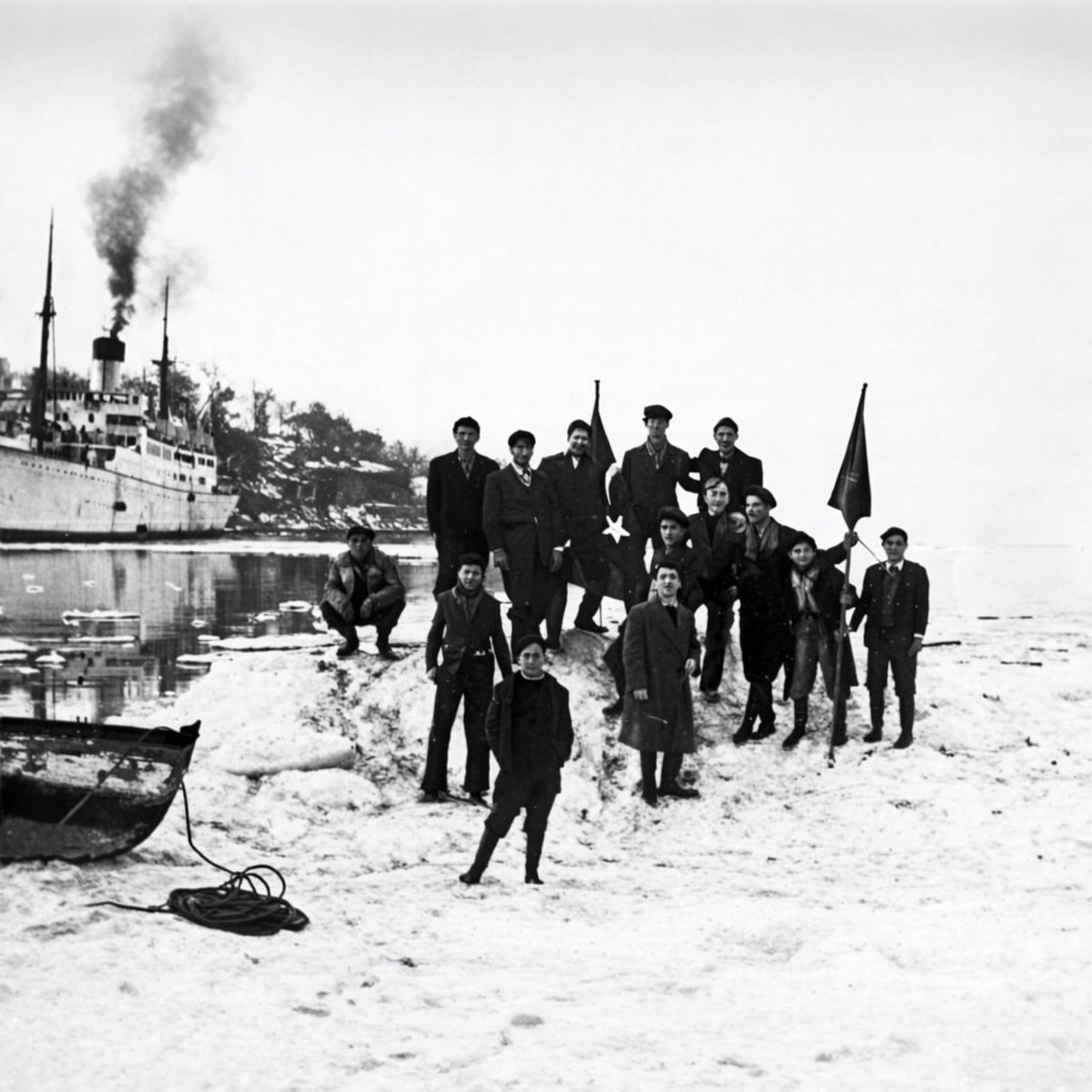 Istanbul_Sanat's tweet photo. Yıl 1954…
Dönemin gazeteleri şöyle yazıyor: 
Tuna Nehri’nden kopan dev buz kütleleri Boğaz’a kadar ulaştı. İstanbul halkı bu sıra dışı manzarayı izlemek için sahillere akın etti. Hatta bazıları, buzların üzerine çıkarak hatıra fotoğrafları çektirdi. https://t.co/a5zdzzeVum