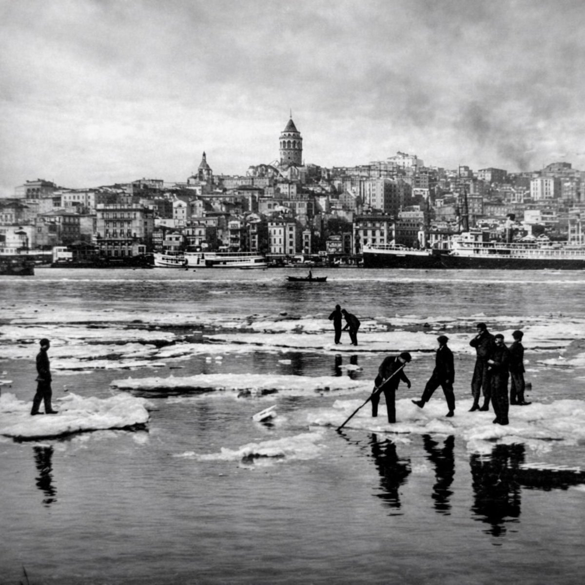 Istanbul_Sanat's tweet photo. Yıl 1954…
Dönemin gazeteleri şöyle yazıyor: 
Tuna Nehri’nden kopan dev buz kütleleri Boğaz’a kadar ulaştı. İstanbul halkı bu sıra dışı manzarayı izlemek için sahillere akın etti. Hatta bazıları, buzların üzerine çıkarak hatıra fotoğrafları çektirdi. https://t.co/a5zdzzeVum
