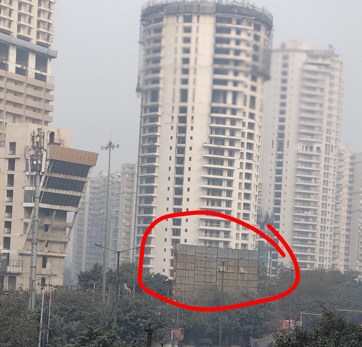 drhemantks's tweet photo. @CeoNoida @noida_authority @ChiefSecyUP @CMOfficeUP @dmgbnagar @dr_maheshsharma @InfoDeptUP @NandiGuptaBJP @myogiadityanath @UPGovt @PankajSinghBJP Please take care of lose construction materials hanging from North eye building, sector 75 noida. Please do safety audit , lot of people move in this area. If anything falls from above it might be very dangerous. https://t.co/DINQL75wqI