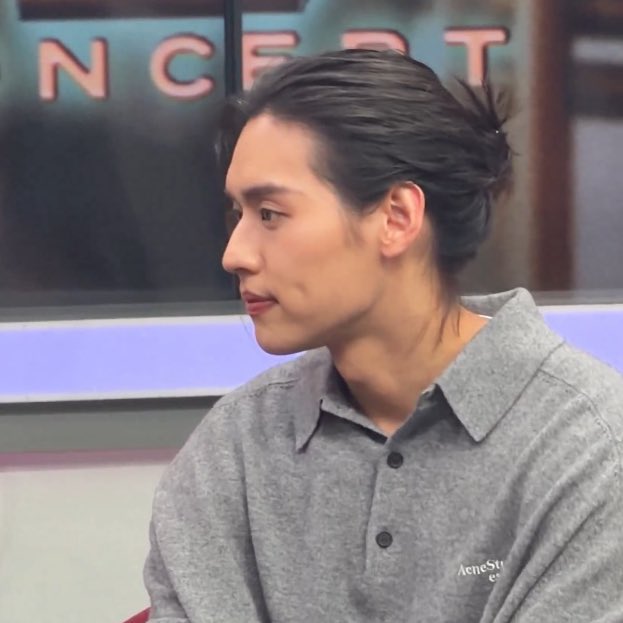 ห้ะ บิวกิ้นกระโหลกโคตรสวยอะ กระโหลกที่หมายถึงหัวทั้งก้อน หน้าผากมน คิ้วเฉี่ยว ตาไข่มุก ดั้งโด่ง ปากกะจับ จุ้บนางฟ้า สันกรามคม วนกลับไปหัวทุย ครบวงจร