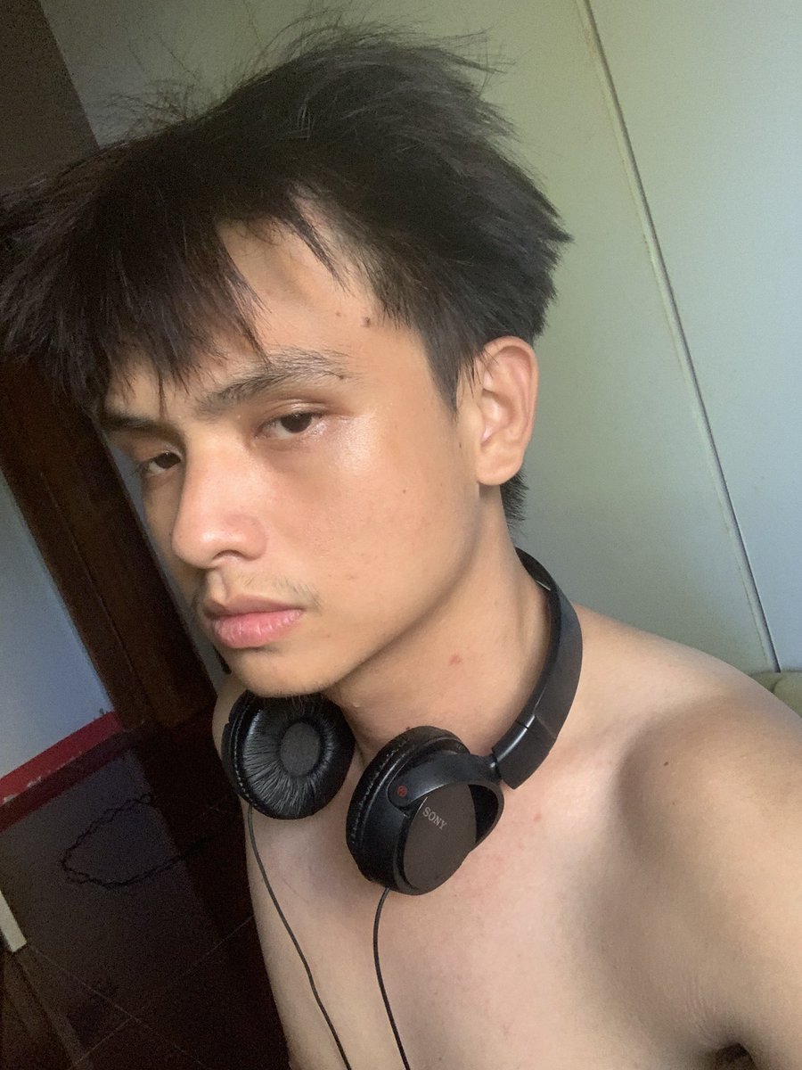 haias14's tweet photo. props lang yung headphones https://t.co/sYi2ORT1PS