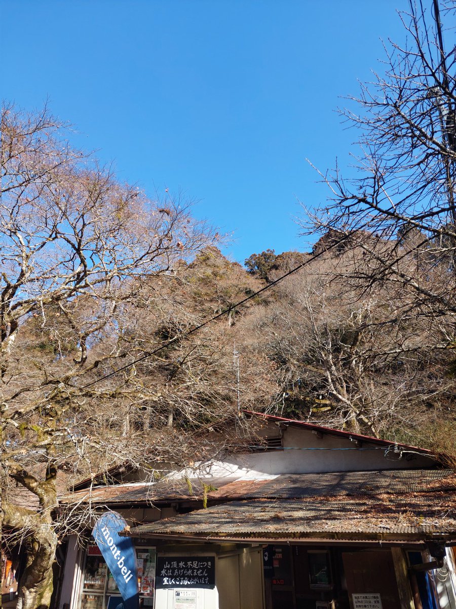 tekarii's tweet photo. 金剛山に登ってきました。
山頂の温度計は６℃と温かく久し振りの金剛山ブルーでした。 https://t.co/HhuQbaTU4F