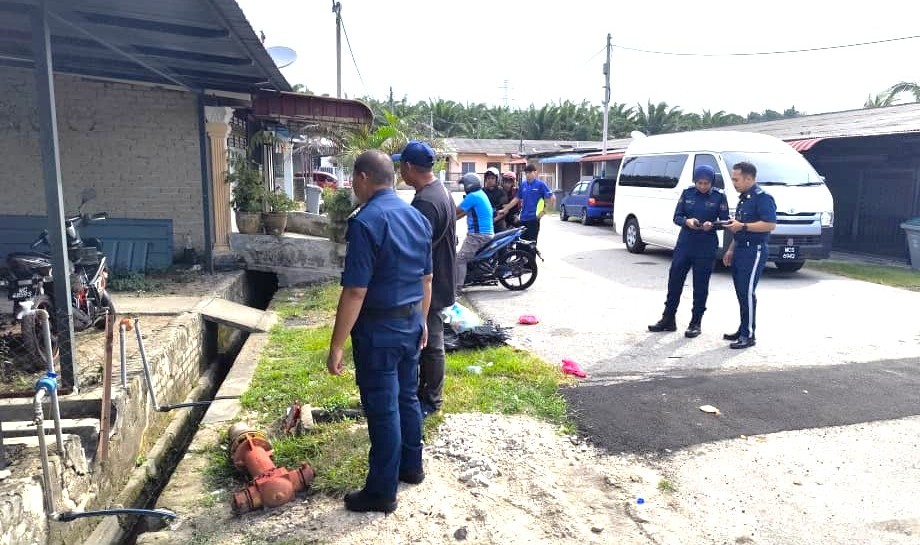 Jabatan Pelesenan Dan Penguatkuasaan MPJ menjalankan operasi pembersihan lorong belakang di taman perumahan di bawah pentadbiran MPJ.

"MENJAGA KEBERSIHAN TANGGUNGJAWAB BERSAMA. ANDA BOLEH"

"SILA PATUHI ARAHAN PBT DI KAWASAN ANDA BAGI MENGELAKKAN TINDAKAN UNDANG-UNDANG DI AMBIL"
