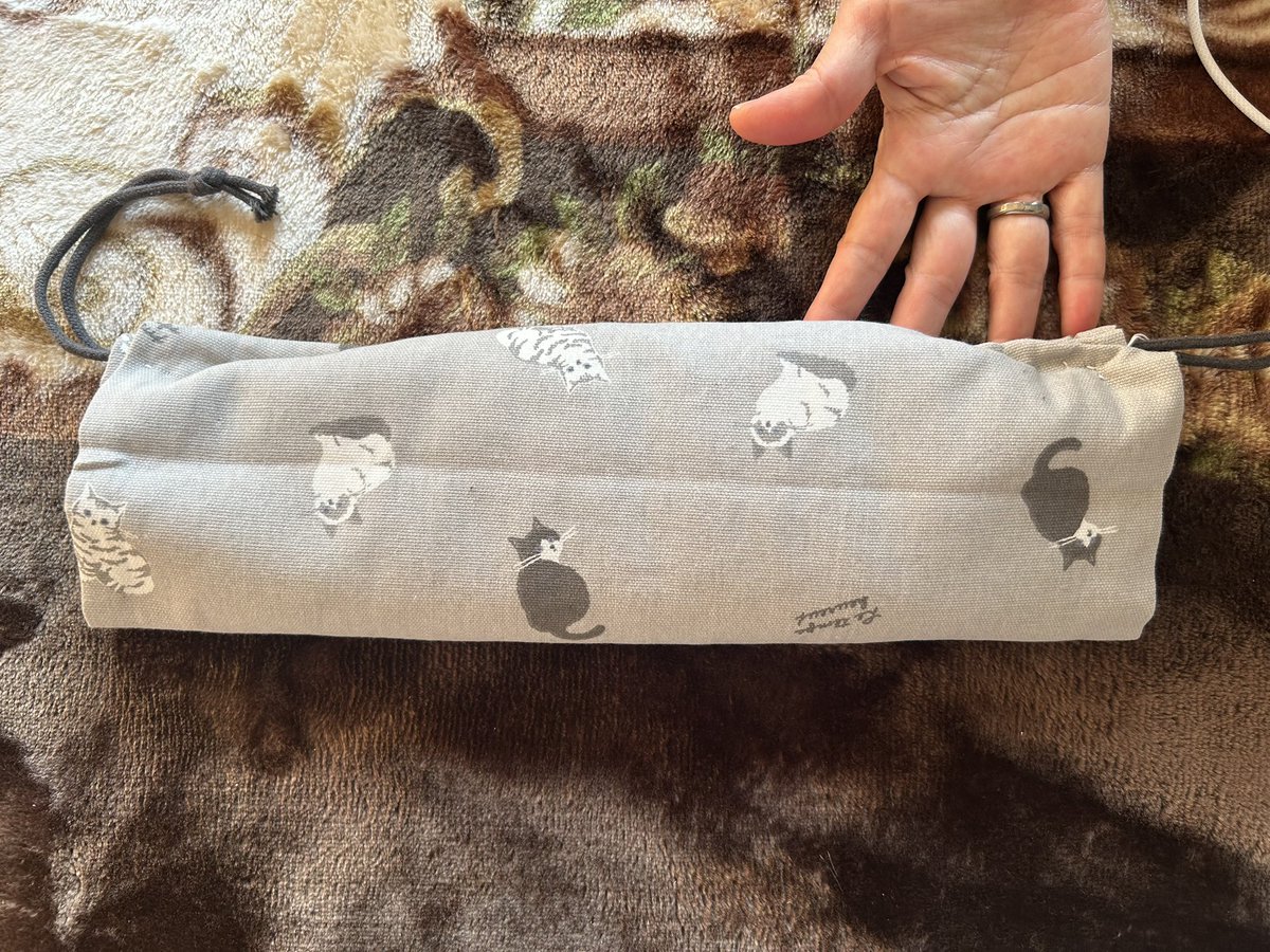 sawanuts's tweet image. 旦那さんも欲しがったので、手作りあずきカイロ2合を作ってみました。
今回はにゃんこ柄。
これ、首の後ろに敷くと、500ワット1分チンした場合、約30分はじんわりと暖かいです。最高に癒されるのでオススメ。