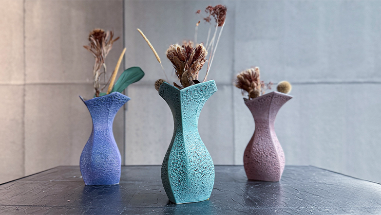 『Alternative Crafts produced by ZOZO NEXT』
ファッションテックを推進するZOZO NEXTは、工芸と先端技術の融合をテーマに新プロジェクト「呼び色 Yobiiro」を始動。本展では、各地の伝統技術や作り手と協業した作品を展示します。
ーSEE IT AT #TOKYOPROTOTYPE