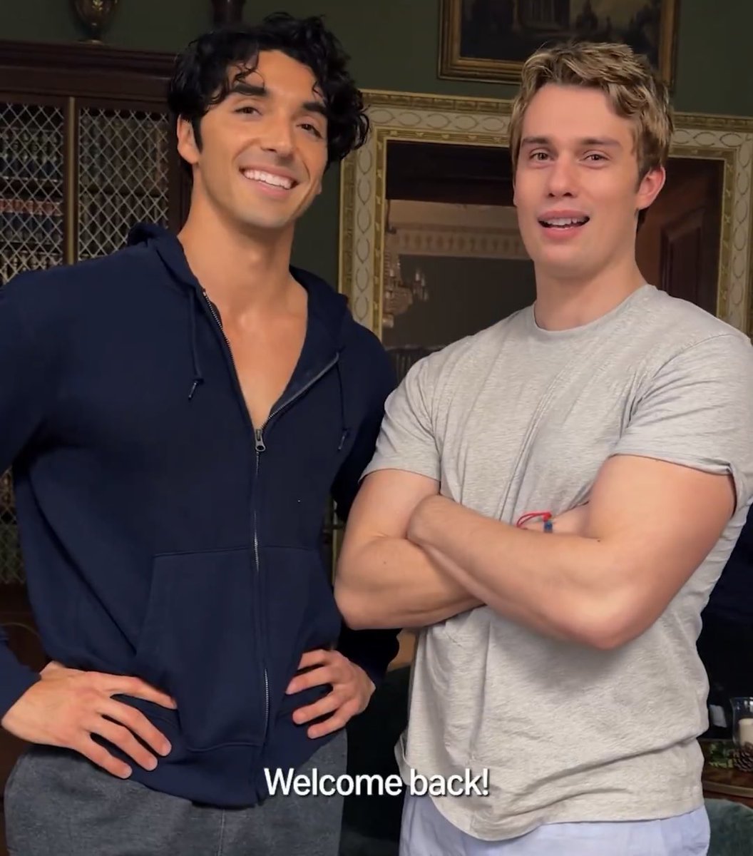 mileystattoo's tweet image. How is it possible that Nick is so muscular but Taylor is still bigger than him?!?!?! mmhh??!?!!?!!!?!?!?