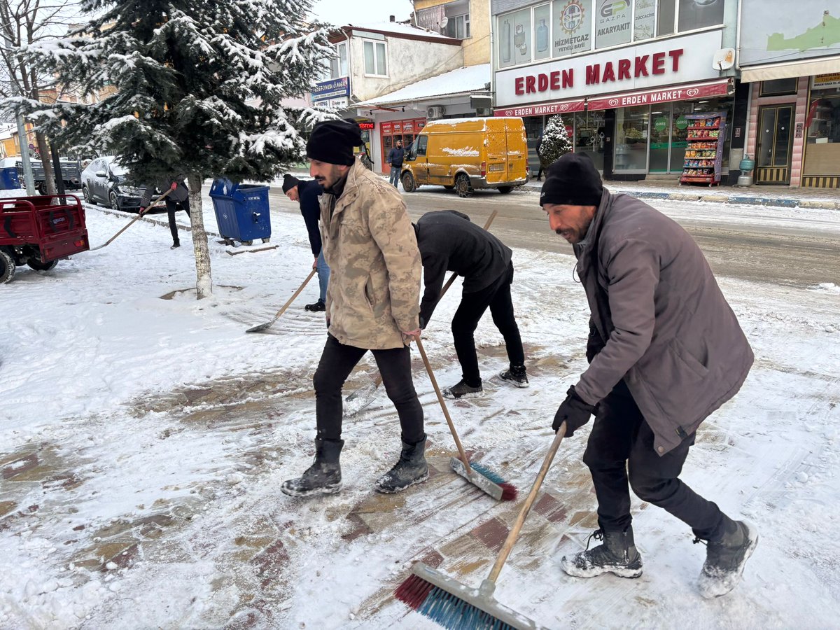 IsbirTaner's tweet photo. Ekiplerimiz kar ile mücadelesi devam etmektedir. Temiz ilçe Temiz hizmet..
@Akparti @yusufahlatci 
#hizmet #Lider #baskan https://t.co/YPCq7FVxHa