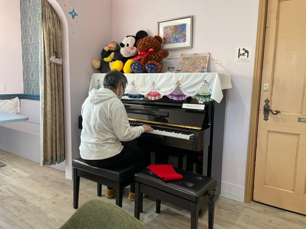 昨日の続き…
編集してたら寝落ちしちゃった(笑)
２次会でカフェミーティング♪
なんとも不思議でオシャレな空間～！
ぐ🍎さんセンスあるぅ🎶
ありがとうございます🙇
ココアの隣に金色に輝くお酒に見える👀
4
枚目はンゴの森さんが演奏してて普通に上手かった🎹