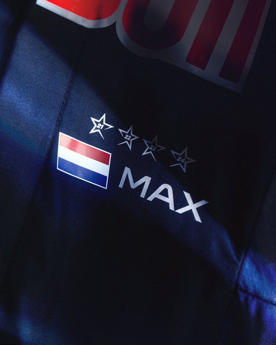 SCUDERIAFEMBOY's tweet image. the championship stars on the suit, GORGEOUSSS