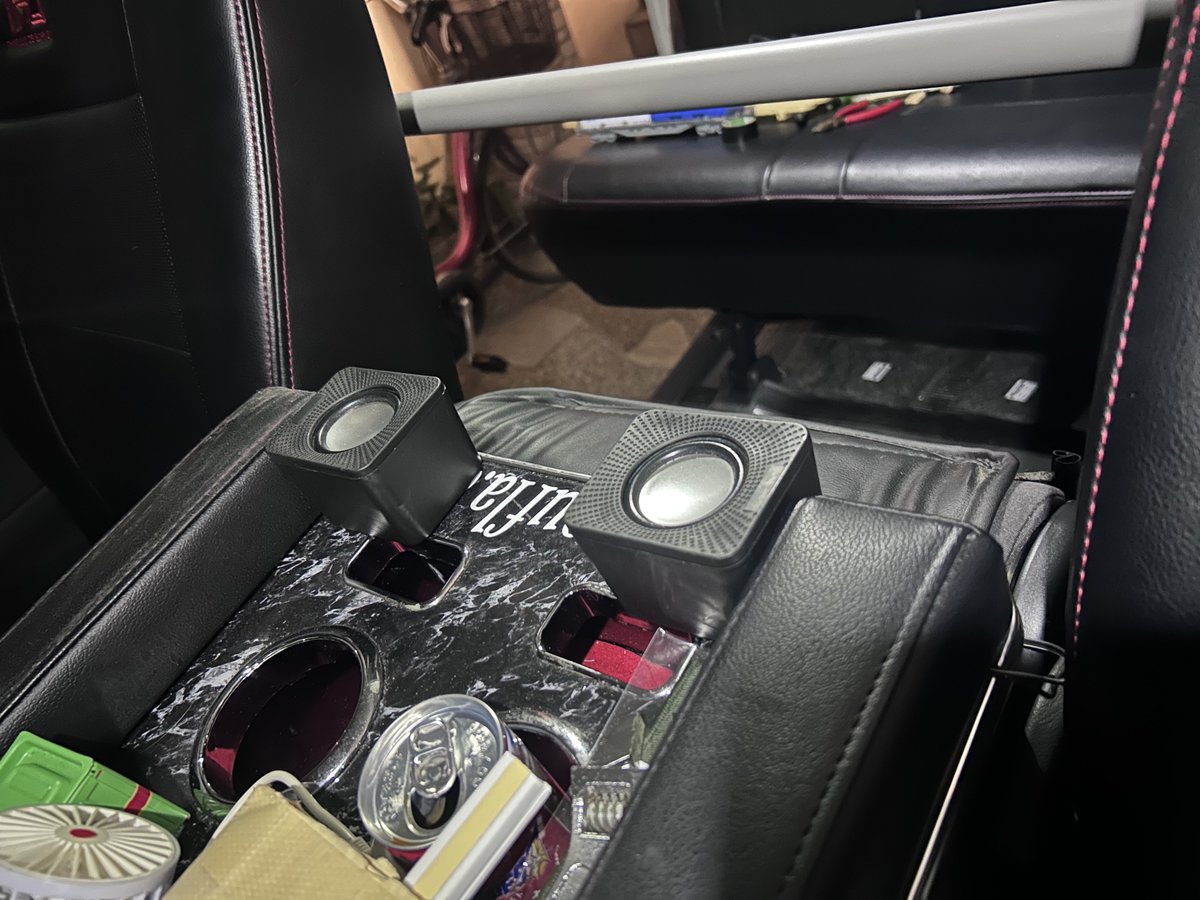 リアスピーカーとして300円スピーカーをセンターコンソールに付けた。配線はオーディオの裏から可能な限り隠してここまで持ってきた。
結果、運転席の位置でめっちゃええ感じになった‼️
ドアスピーカーからは低音、このスピーカーからは高音とはっきり分かれた感じ。年明けから苦労した甲斐あったわ👍