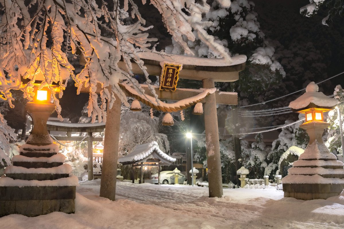 雪深い神社の入り口が美しかった