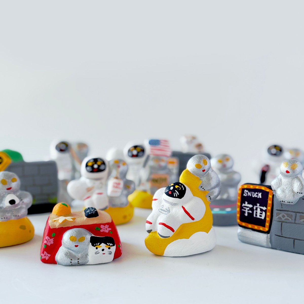 おばけファミリー集合 チョコレートマフィンに入る猫とくっつくパンダ