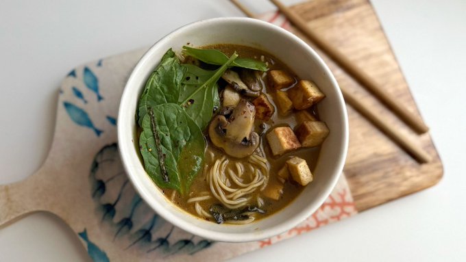 Delicatessenred's tweet image. #Sabor y calma en cada cucharada: el #ramen vegetal es la receta perfecta para disfrutar de un buen caldo por la #noche 🍜😋 acortar.link/YwwM9A
