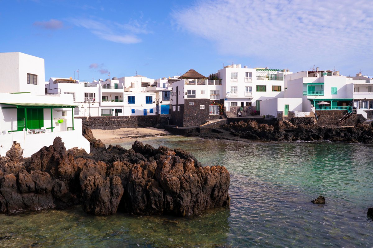 Blancos al sol, lava volcánica y el Atlántico en calma 🌊🤍

#LanzaroteLaIslaDiferente