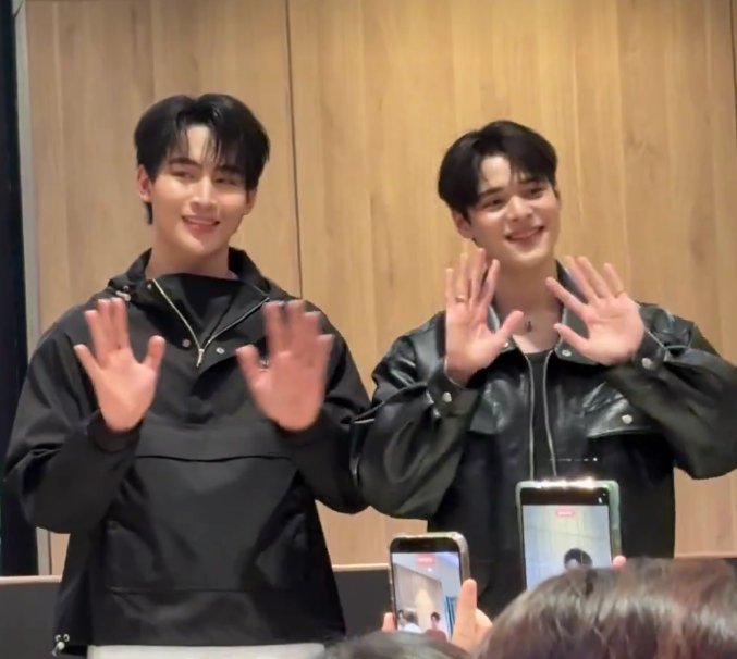 dombaby4angle's tweet image. Awww~ these twooo areee soooo CUTE!! 🎀🙂‍↕️

MRS PRESS TOUR

#MyRomanceScammerLIVE
#OhmPoon