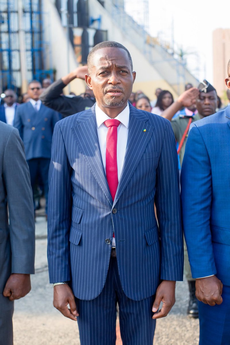 MinesGabon's tweet photo. Le Ministre des Mines Sosthène Nguéma Nguéma s'est astreint à  la contrainte républicaine ce lundi en prenant une part active à la levée des couleurs aux côtés de son collègue Clotaire KONDJA, Ministre du Pétrole avec l'ensemble de leurs collaborateurs https://t.co/ypjKOuWcK1