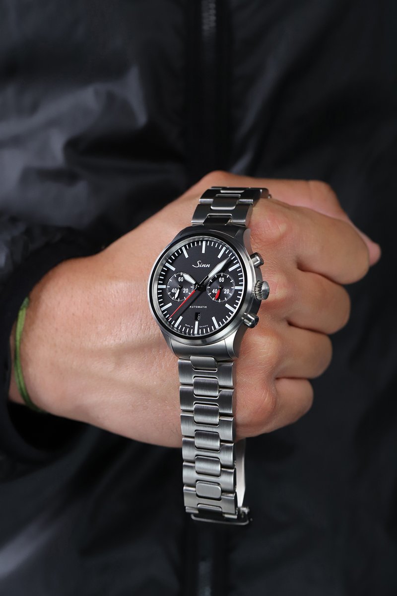 Sinn_FFM's tweet photo. 936 – der Chronograph mit 60er Teilung bei der Stoppminute.
Am Handgelenk (Umfang 18 cm) mit Massivband (TEGIMENT). Die 936 mit 43 mm Gehäuse (mit TEGIMENT) misst 50 mm von Bandanstoß zu Bandanstoß (12-6 Uhr).
#sinn #sinnspezialuhren #bicompax #tegiment #sz05 #sinn936
Entdecken Sie die 936 hier:
https://t.co/kVvkd9vaWe