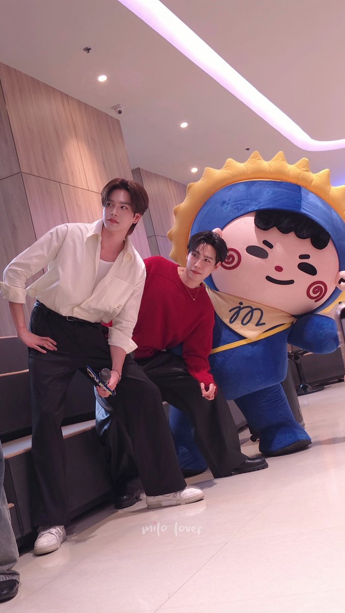 ข้างบ้านมีอะไรกันอ่ะ จูม้าคโม่อยากใส่ใจ 👀

MRS PRESS TOUR

#MyRomanceScammer
#JuniorMark #JUMMO