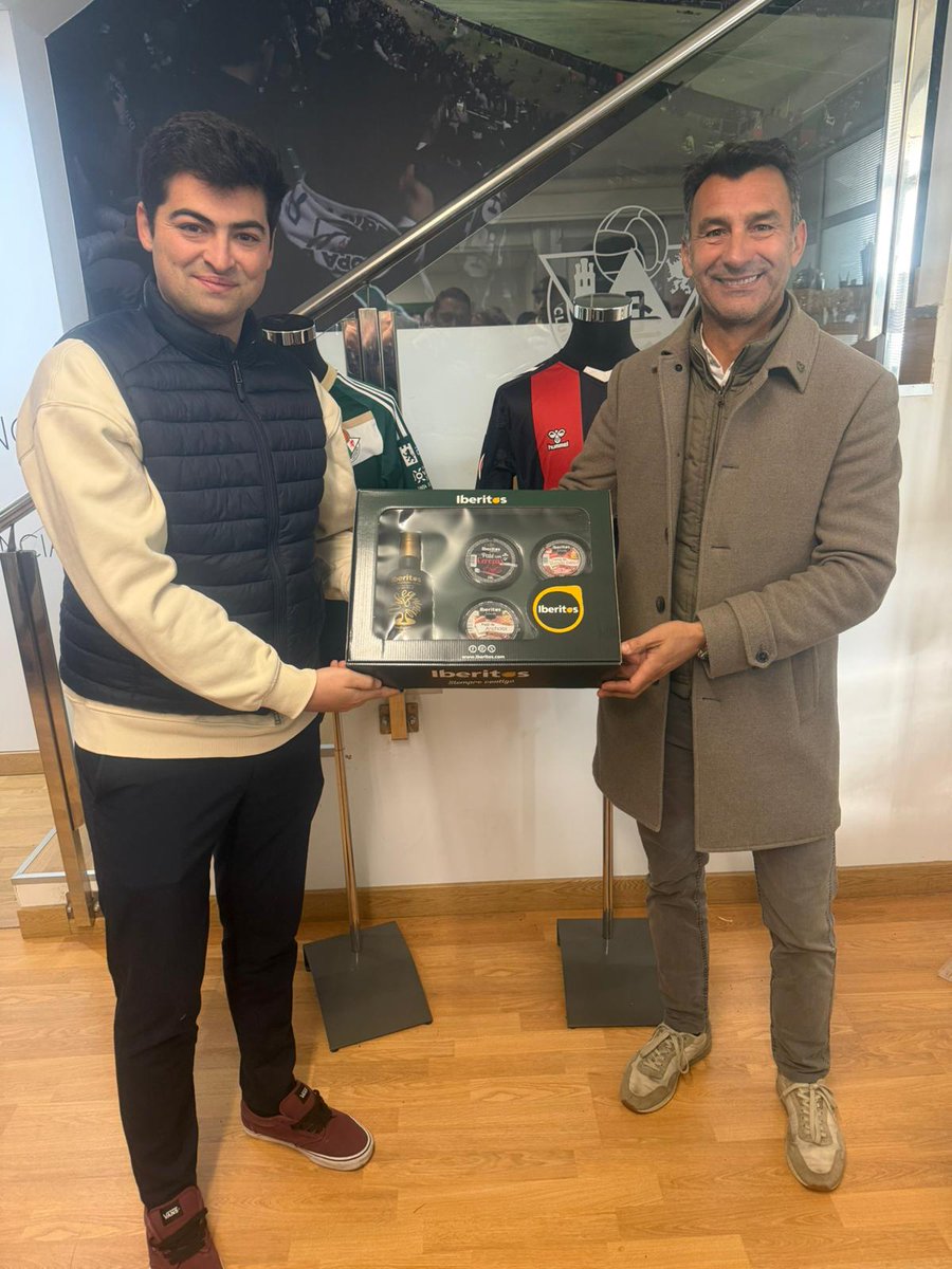 CPCacerenoSAD's tweet photo. 🤝 Durante el descanso del #CacereñoArenas, el presidente del #CPCacereño, @CarlosorCPC, hizo entrega de un lote de productos de @Iberitos a Josu Ocariz, vicepresidente del @arenas_club1909 

¡Suerte para lo que resta de temporada! https://t.co/yzgYEXaoeM