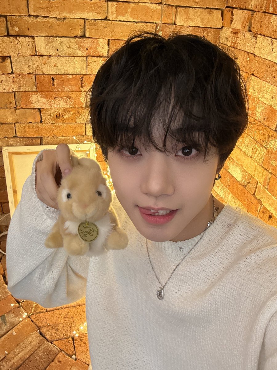 TRENDZ_OFFCL's tweet photo. [#하빛] 귀여운 작은 토끼와 함께…🐰🐇🤍

#FROM_TRENDZ #TO_FRIENDZ #TRENDZ #트렌드지 #하월선 #행복한저녁되세요 #월요병퇴치완료 #빛랑해 https://t.co/xiMtGPKKRA
