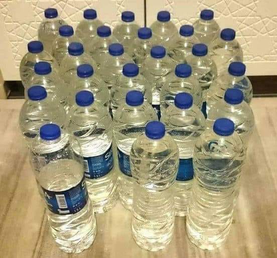 Bu fotoğrafta gördüğünüz şişeleri sadece 3 hafta içinde duş almadan önce suyun ısınmasını beklerken doldurdum.
Tam 28 şişe var; 42 litre…
Yani, ayda sadece duş öncesi ortalama 50 litre su heba ediliyor.
Bu da yılda 600 litre yapıyor.
Bu sular tertemiz. Yemek ve çay da dahil her