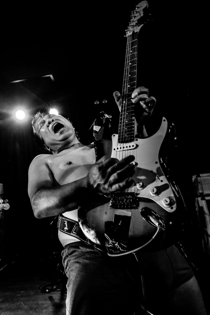 ギター何本かもってるが、最近はこのストラトしか使ってない。所々音が怪しいけど好きなギターだ。スクワイアのボディに家に転がってたフェンダーのネックを俺がドライバーでくっつけた(笑)相棒です！それにライブハウスで借りたアンプにそのままシールドぶっ刺してやるだけよ(笑)ロックンロールやね！