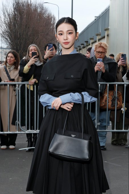 fashiontempoco's tweet photo. Prada’s Global Ambassador KARINA stealing the spotlight at the Prada FW26 Men’s show in Milan. 
Pure elegance! ✨
#Karina  #PradaFW26 #KarinaxPradaFW26  #aespa #MilanFashionWeek #PRADA https://t.co/suQ3whYLAK
