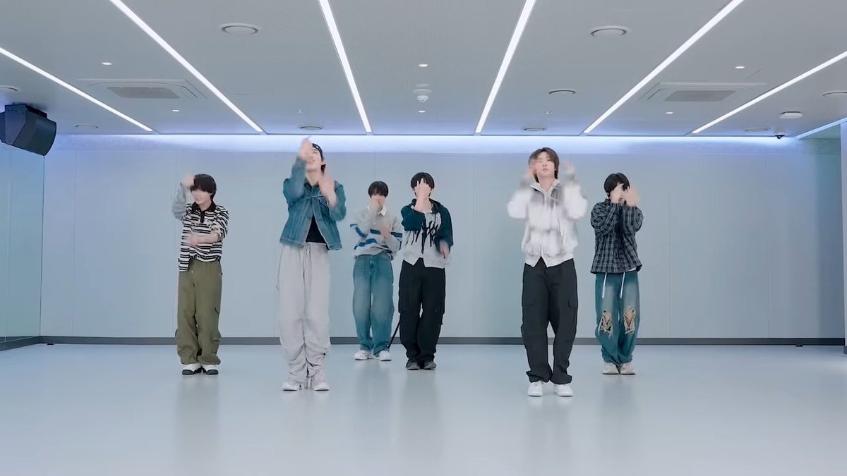 kyeyowu's tweet image. I guess 'Crush' choreography was supposed to be for 7 people, and that is Maru's spot 🥹