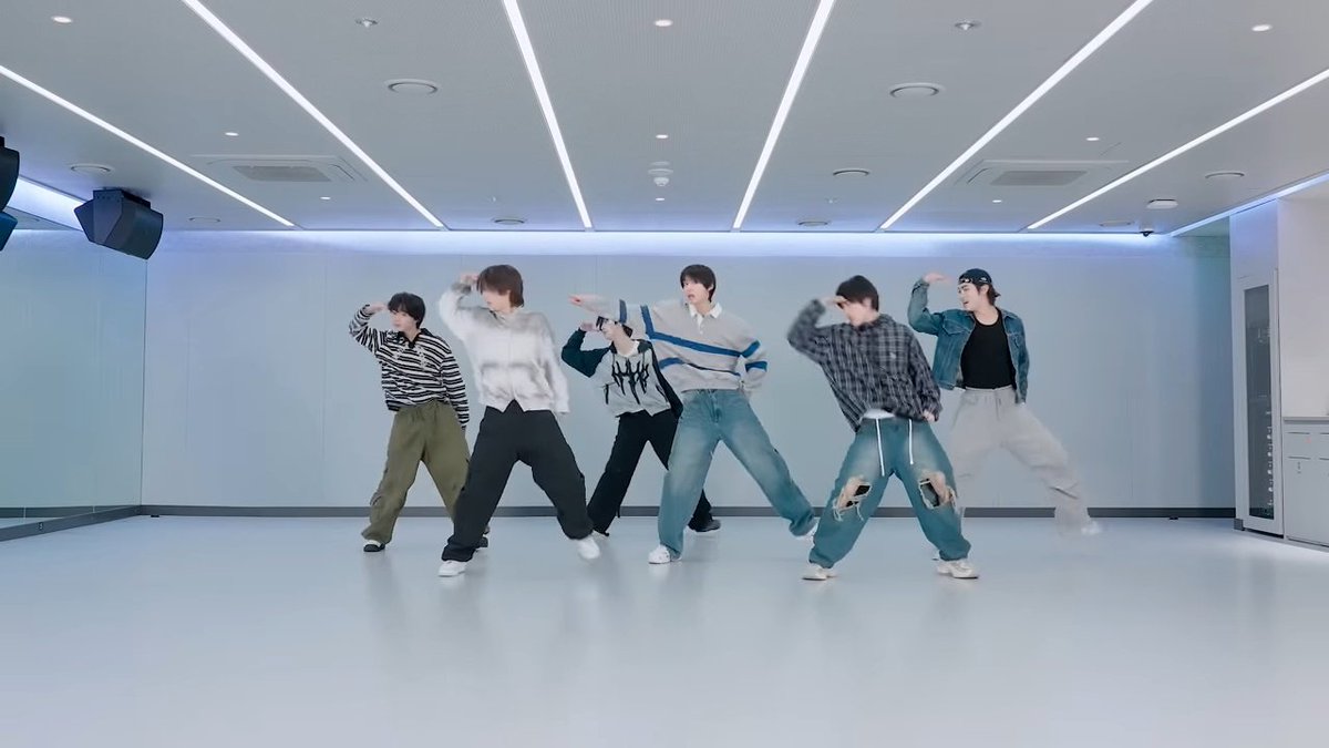 kyeyowu's tweet image. I guess 'Crush' choreography was supposed to be for 7 people, and that is Maru's spot 🥹