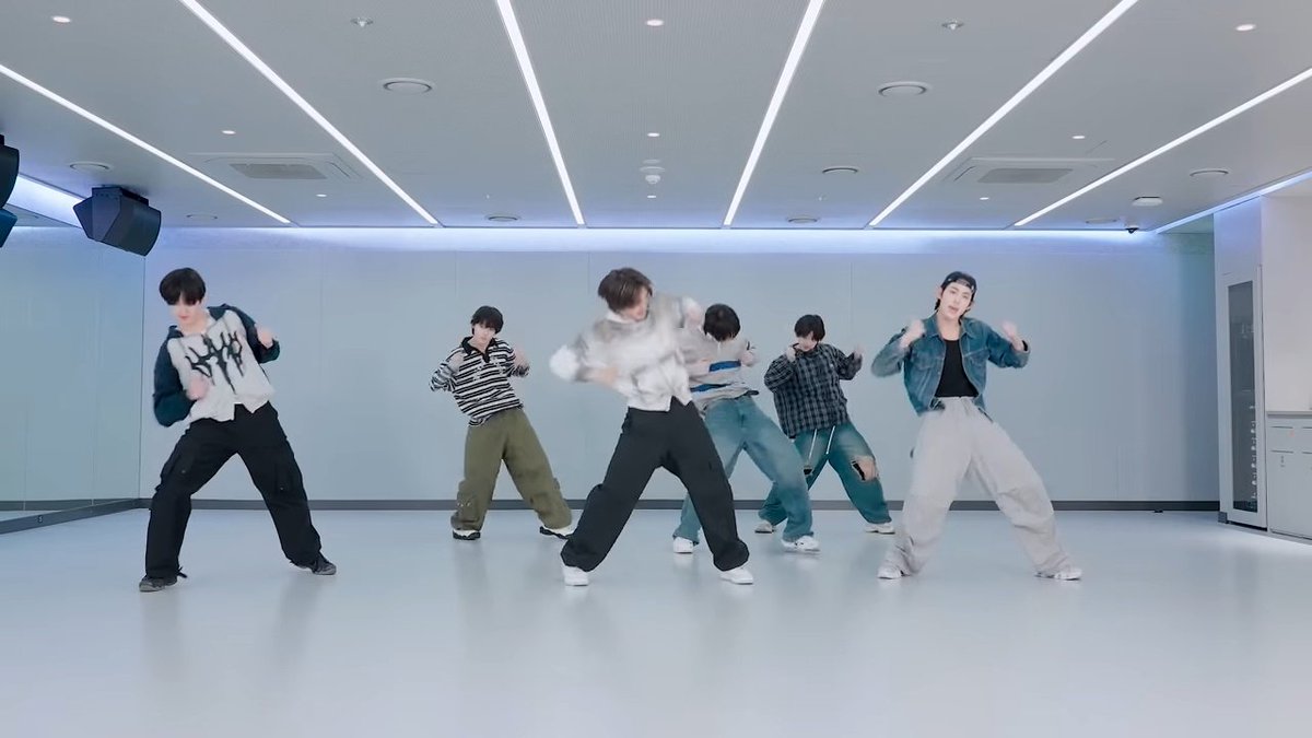 kyeyowu's tweet image. I guess 'Crush' choreography was supposed to be for 7 people, and that is Maru's spot 🥹