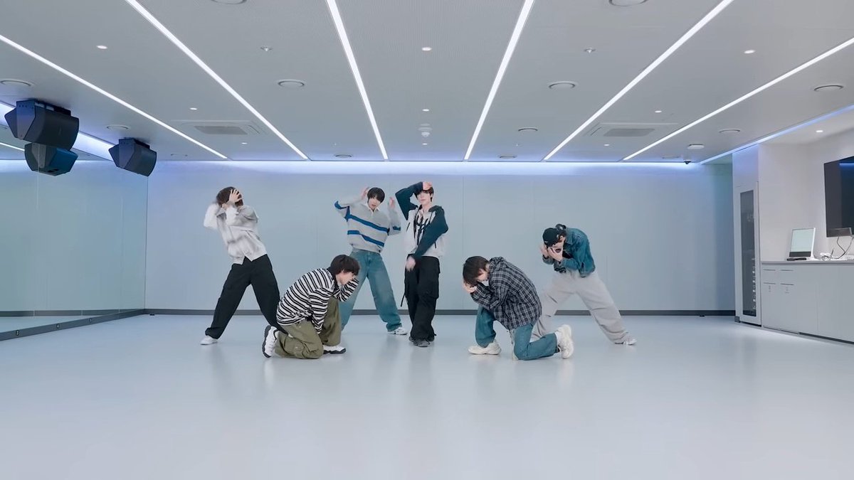 kyeyowu's tweet image. I guess 'Crush' choreography was supposed to be for 7 people, and that is Maru's spot 🥹