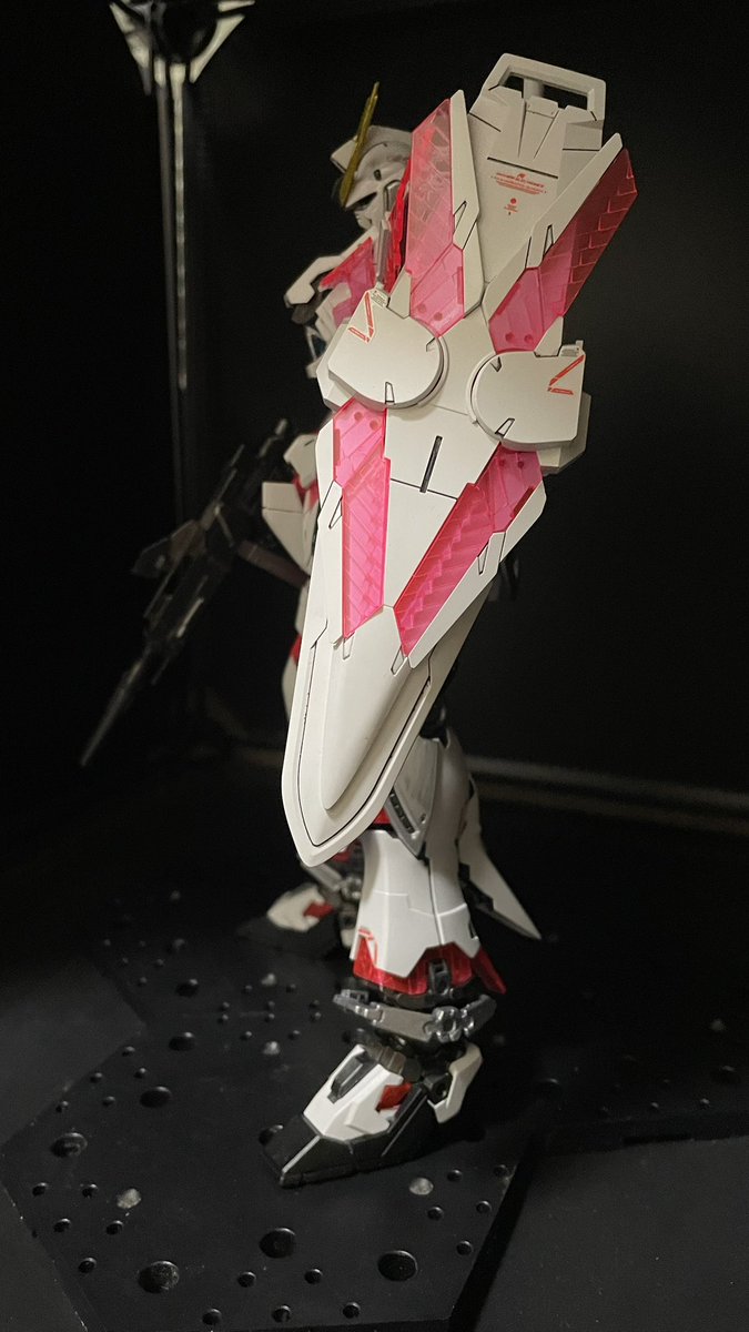 08_NOSUKE00's tweet photo. ナラティブガンダムC装備完成！

重厚感を出した素体にサイコフレームのクリアパーツがいいアクセントになって最高です！
ポーズをつけてからの撮影は後日にします！
#ガンプラ
#ガンプラ好きと繋がりたい https://t.co/CjBb5phKXh