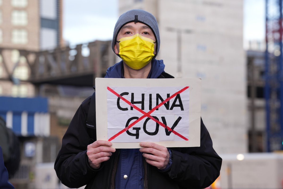 dw_chinese's tweet photo. 【反对中国建造“超级”大使馆 伦敦再爆抗议】

据法新社报道，周六，上千人聚集在伦敦，抗议在中国驻英国大使馆在市中心建造规模庞大的馆舍的计划。英国政府将在周二之前就这个棘手的问题做出决定。

保守党反对派领袖凯米·巴登诺赫（Kemi Badenoch）也加入了示威队伍，她在发言中重申了对该项目的反对立场。

新使馆所在地原为英国皇家铸币厂，在伦敦塔附近，将取代伦敦现有的多处中国使馆楼房。批评人士称，新址过于靠近敏感的地下光缆，这些光缆在伦敦两个主要金融区之间传输金融数据。

此外，这一将成为欧洲最大的“超级”使馆会加强对中国海外异议人士的监控和恐吓。

中国政府于2018年以2.25亿英镑（约合3.01亿美元）购买了该地块，但建造大使馆的计划一直拖延。

当地官员反对最初的计划，因担心大使馆会引来许多大规模抗议，影响居民和游客的安全。去年，现工党政府上台后，中国再次提交申请。

随着政府做出决定日期的临近和推迟，抗议人士在伦敦多次举行示威，呼吁斯塔默政府阻止这一计划。