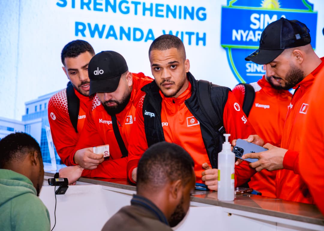 rbarwanda's tweet photo. 📸AMAFOTO📸
Ikipe y'Igihugu ya Tunisia ya Handball yageze mu Mujyi wa Kigali aho yitabiriye imikino y'Igikombe cya Afurika cy'Ibihugu muri Handball, kizahakinirwa hagati ya tariki ya 21-31 Mutarama 2026.
Iyi kipe izwi nka Aigles de Carthage imaze kwegukana #CANHandball inshuro 10 muri 26 imaze gukinwa. #RBASports #CANHandball2026