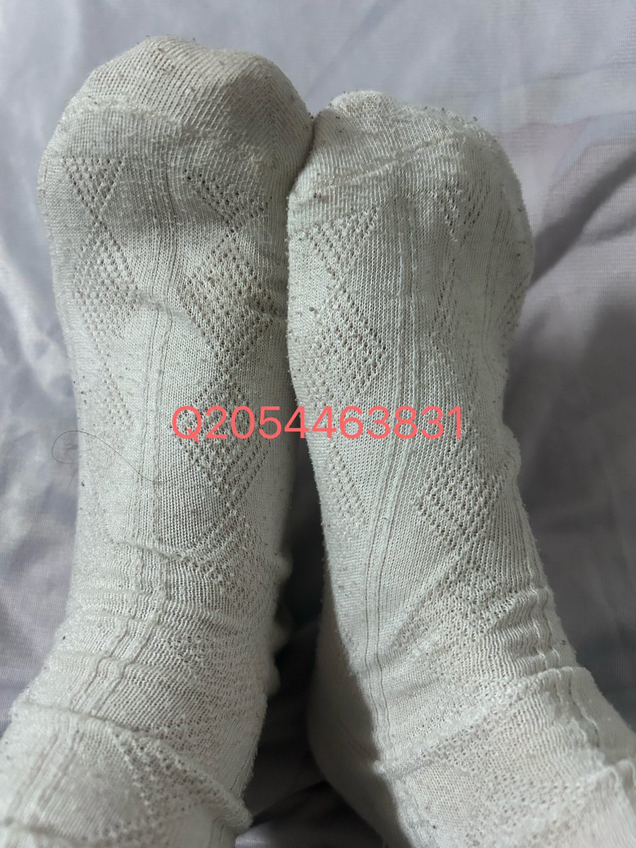 穿的黢黑的白袜，有要的吗？  #肉丝 #黑丝 #裸足 #恋足 #足控 #原味 #原味丝袜 #原味内裤 #圣水 #黄金 #调教 #脚丫 #丫丫 #恋物 #原味袜子 #丝袜  #原味鞋垫 #鞋垫   ＃脚踩面包  ＃atm奴  ＃原味棉袜  ＃棉袜