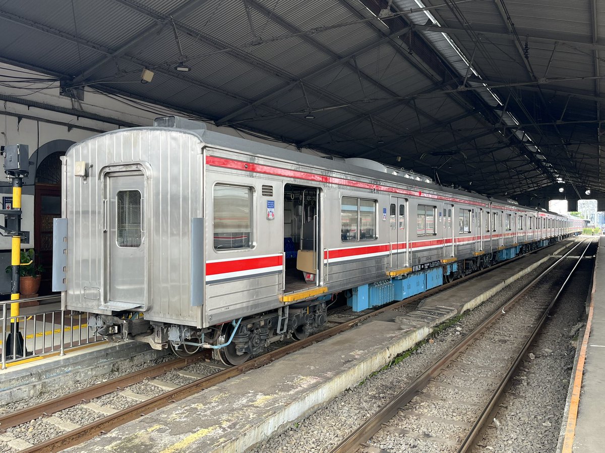 tamagoyaki205's tweet photo. 帰国前に元H28編成に会いたいなと思って待ってても来ないからボゴール駅に来たけどショッキングな状態で駅にいたから超びっくりしたわ https://t.co/XIRx51vadd