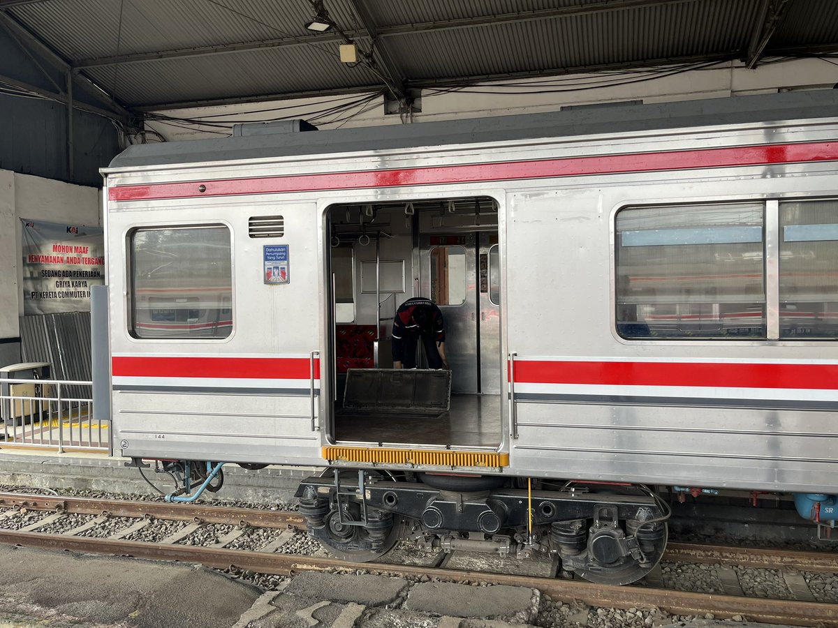 tamagoyaki205's tweet photo. 帰国前に元H28編成に会いたいなと思って待ってても来ないからボゴール駅に来たけどショッキングな状態で駅にいたから超びっくりしたわ https://t.co/XIRx51vadd